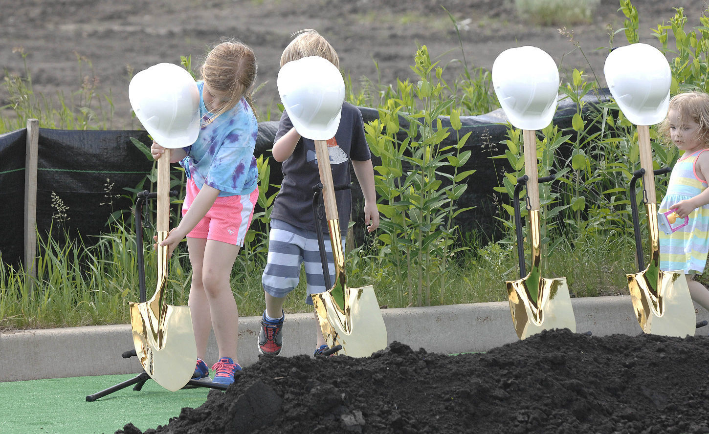 Children at groundbreaking